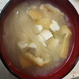 玉ねぎと豆腐と油揚げの味噌汁